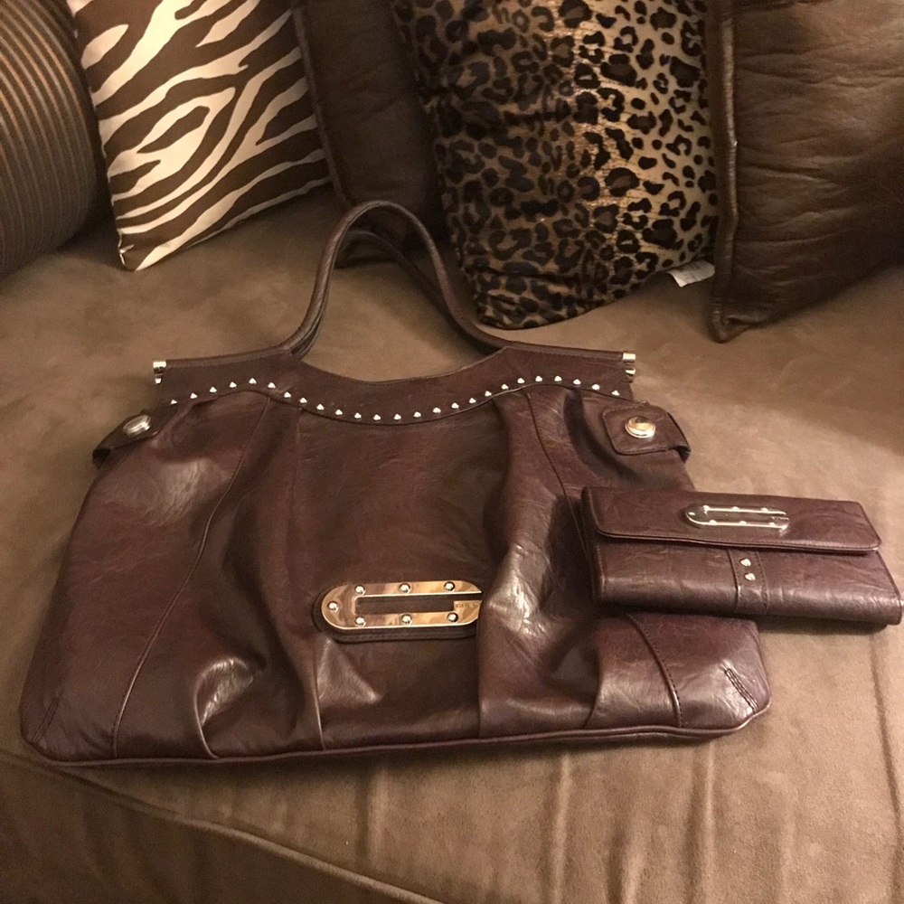 Guess Purse w/ wallet in 🍆 this yes must hv color